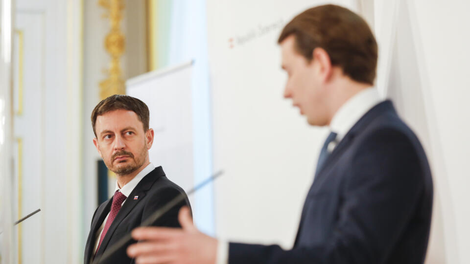 KK4 Viedeň - Slovenský premiér Eduard Heger (vľavo) a rakúsky kancelár Sebastian Kurz počas tlačovej konferencie vo Viedni v utorok 4. mája 2021. FOTO TASR/AP
Slovakian Prime Minister Eduard Heger, on the left, and Austria's Chancellor Sebastian Kurz speak during a news conference about the outcome of their business meeting in Vienna, Austria, Tuesday, May 4, 2021. (AP Photo/Lisa Leutner)