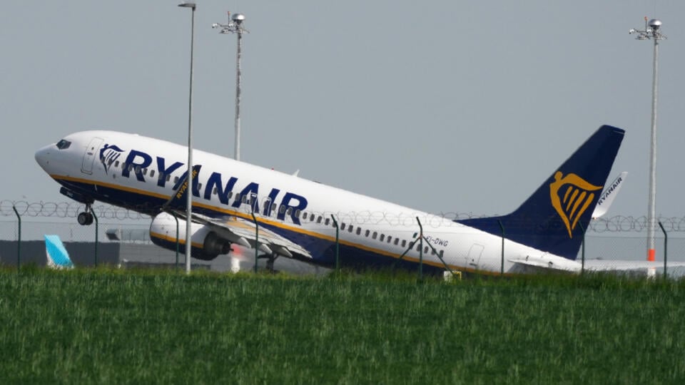 WA 5 archív Berlín - Na archívnej snímke Boeing 737 írskej nízkonákladovej leteckej spoločnosti Ryanair štartuje z berlínskeho letiska Schönefeld. Firma uspela so sťažnosťou proti štátnej pomoci pre jej talianskych konkurentov počas pandémie koronavírusu. Všeobecný súd Európskej únie v stredu zrušil rozhodnutie Európskej komisie (EK) o poskytnutí podpory vo výške 130 miliónov eur, ktoré označil za nedostatočne odôvodnené. FOTO TASR/DPA
22.05.2023, Berlin, Schönefeld: Eine Boeing 737 der Flugge