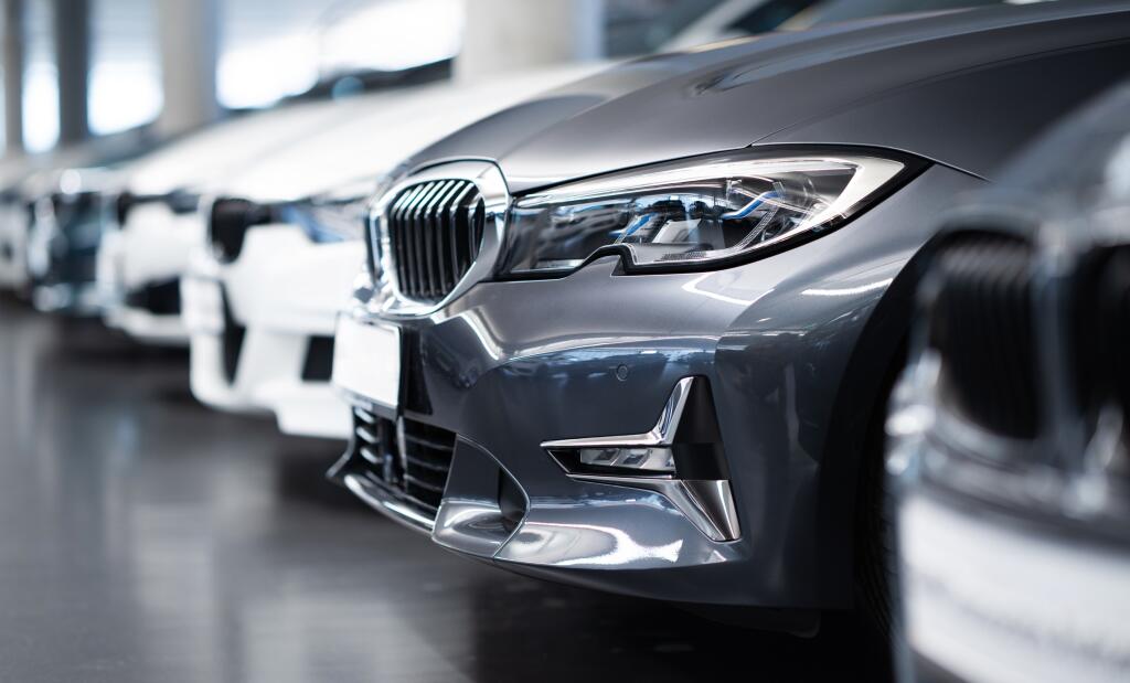Cars,In,A,Dealership,,Buying,A,Car