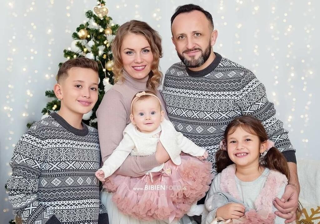 Ondrej Kandráč s manželkou a deťmi