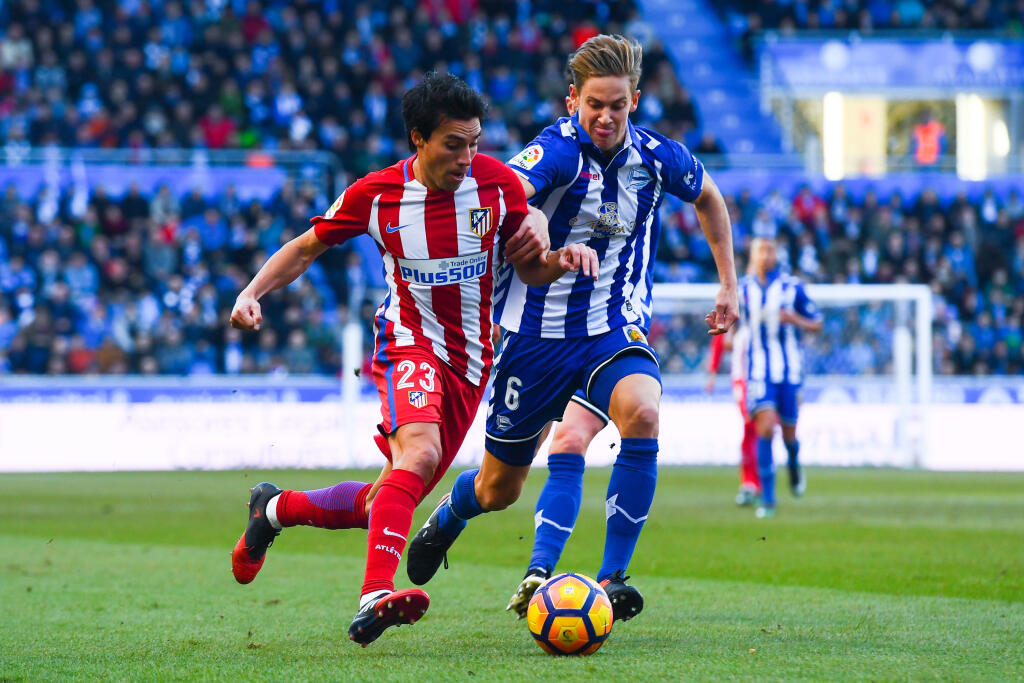 Marcos Llorente v drese Deportiva Alaves v zápase proti svojmu novému zamestnávateľovi Atleticu Madrid.