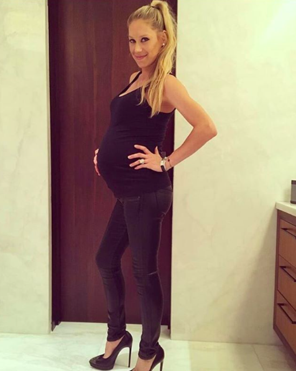 Bývalá sexi tenistka Anna Kurnikovová je opäť tehotná. Načapali ju zvedaví paparazzi.