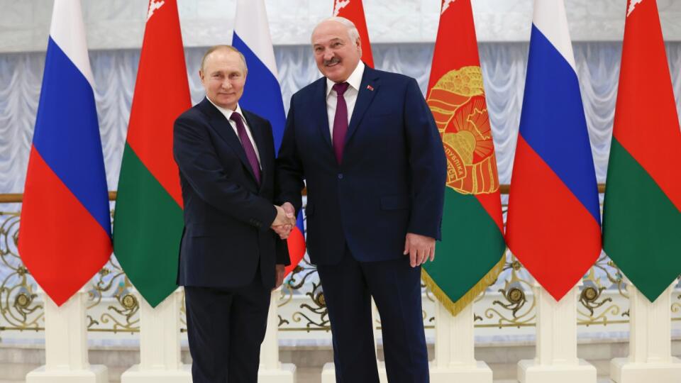 Vladimir Putin (vľavo) a Alexander Lukašenko pózujú pred ich rozhovormi v Minsku 19. decembra 2022.