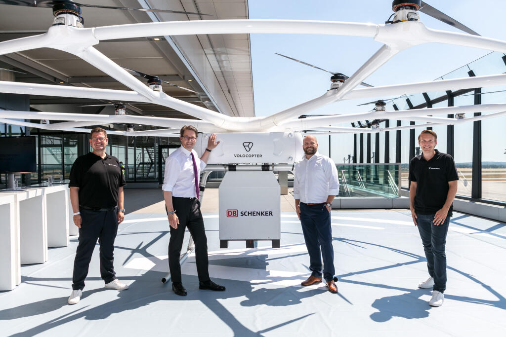 VoloDrone počas prezentácie na letisku Berlin-Brandenburg. Zľava: Stefan Klocke (Volocopter), nemecký spolkový minister dopravy a digitálnej infraštruktúry Andreas Scheuer, Patric Hoffmann (DB Schenker) a Christian Bauer (Volocopter).