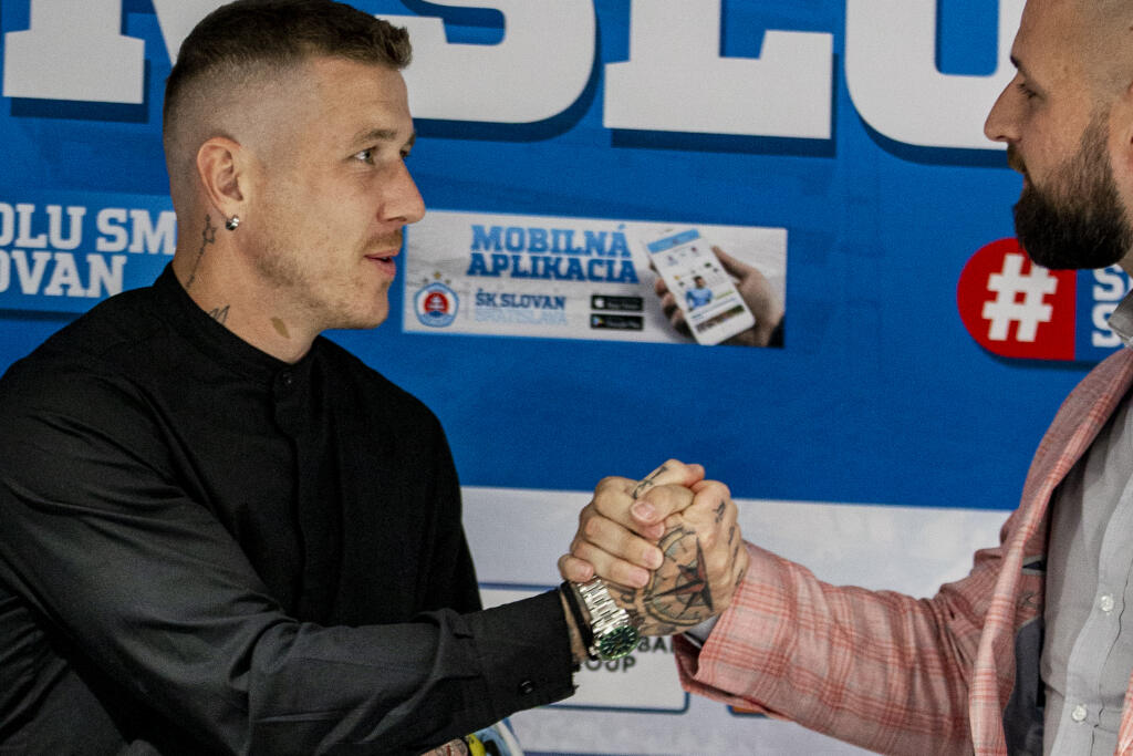 Prestup spečatil Kucka podpisom zmluvy aj podaním rúk s Ivanom Kmotríkom mladším.