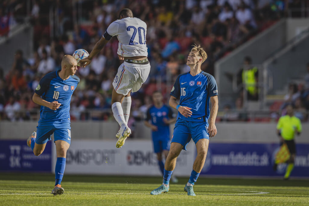 Na snímke Adam Griger a Ousmane Camara počas zápasu A-skupiny Majstrovstiev Európy vo futbale hráčov do 19 rokov medzi reprezenáciami Slovenska a Francúzska na Štadióne Antona Malatinského v Trnave.