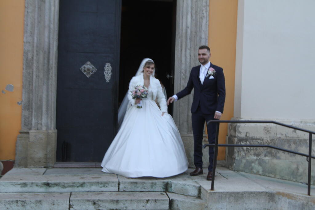 Dominika Stará má za sebou konečne svoj vysnívaný svadobný deň. V kostole Nenebovzatia Panny Márie v Šamoríne, si vzala Michala Jurenu.
