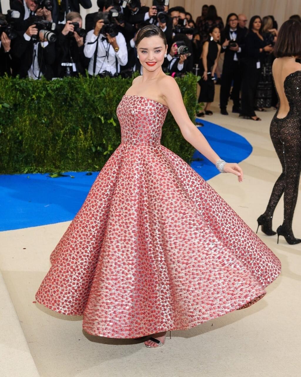 Modelka Miranda Kerr (34) stavila na dievčenské šaty.