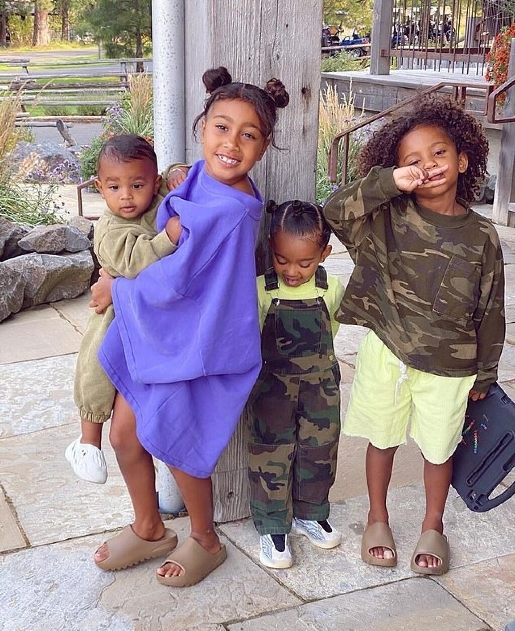 Deti Kim a Kanyeho: Dcéry North (7) a Chicago (2) a synovia Saint (5) a Psalm (1).