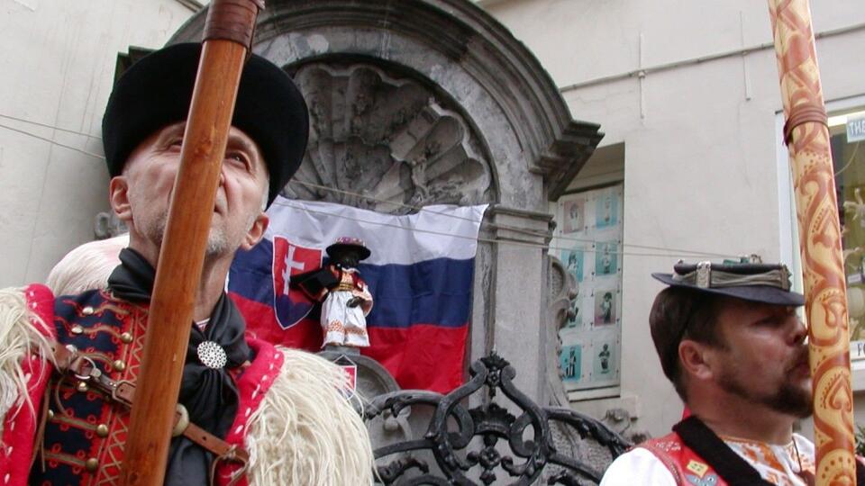 Desiatky ľudí a medzi nimi aj krajania zo Slovenska boli v sobotu poobede svedkami oblečenia bruselskej sochy Manneken Pis do detvianskeho kroja. Ceremoniál sa konal pri príležitosti 20. výročia vstupu Slovenska do EÚ. (Ilustračné foto)