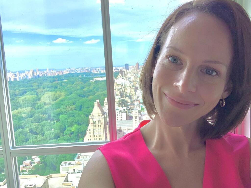 Leah Hextallová je prvou komentátorkou zápasov NHL stanice ESPN.