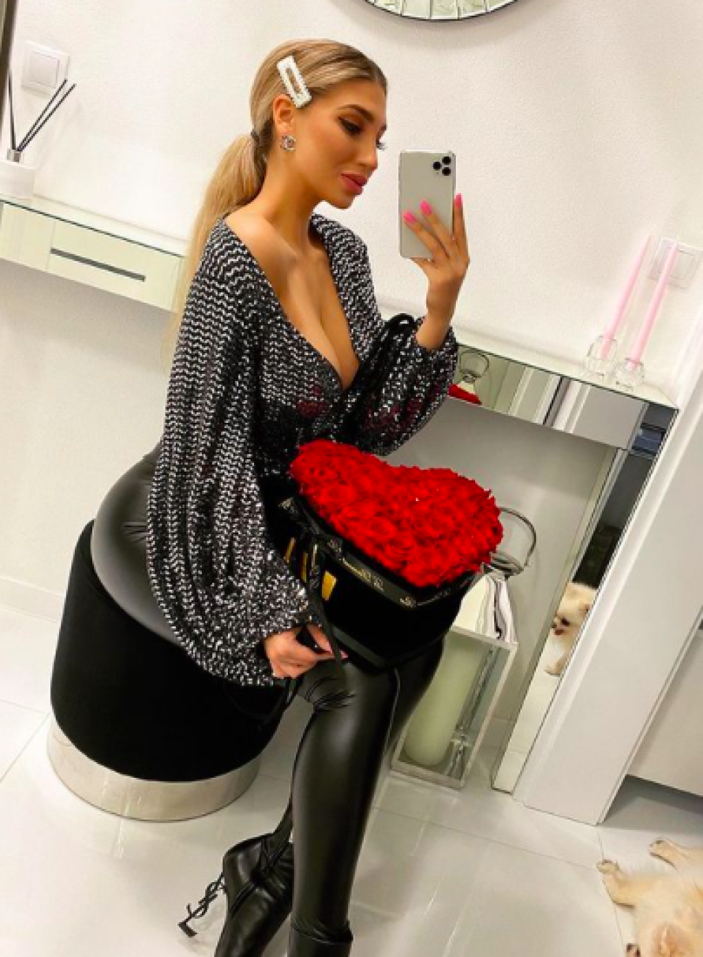 O domácu pohodu sa Škriniarovi stará jeho krásna partnerka Barbora Hrončeková, ktorú hviezda Interu Miláno zahŕňa obrovským luxusom.