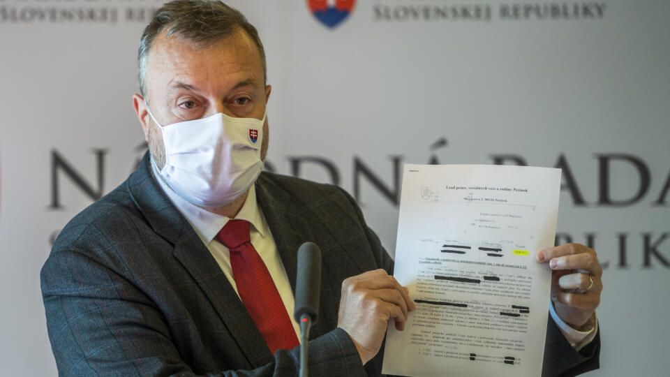 Na snímke minister práce, sociálnych vecí a rodiny SR Milan Krajniak (Sme rodina) počas tlačovej konferencie k odhaleniu zneužívania systému príspevkov na ochranu pracovných miest žiadateľmi v Bratislave 22. októbra 2021. FOTO TASR - Jaroslav Novák