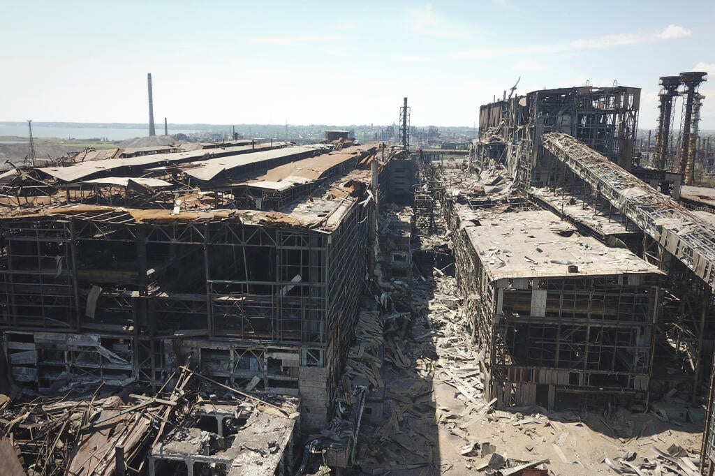 KK37 Mariupol - Na snímke z videa, ktoré zverejnilo ruské ministerstvo obrany v pondelok 13. júna 2022 pohľad na ocielarne Azovstaľ v zničenom ukrajinskom prístavnom meste Mariupol, ovládanom ruskými silami. Závod bol takmer úplne zničený počas obliehania Mariupola. FOTO TASR/AP
In this photo taken from video released by the Russian Defense Ministry on Monday, June 13, 2022, a view of the Metallurgical Combine Azovstal plant, in Mariupol, on the territory which is under the Government of the Don