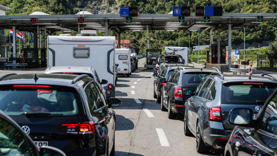 Autá s turistami vracajúcimi sa z Chorvátska čakajú v kolóne na hraničnom priechode Dragonja medzi Slovinskom a Chorvátskom po zaradení Chorvátska do červeného zoznamu epidemiologicky rizikových krajín v nedeľu 23. augusta 2020.