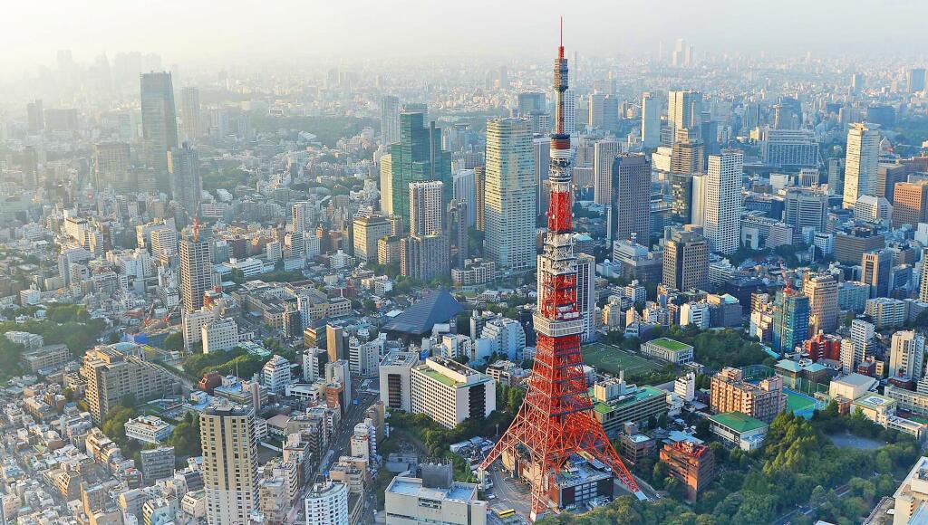Tokio - Vedeli ste, že Tokio je najväčším mestom na svete? V metropolitnej oblasti žije takmer 40 miliónov ľudí. V meste, napriek jeho veľkosti a ľudnatosti, vládne úžasný poriadok a patrí aj k veľmi bezpečným. Jediný problém tu môžete mať s dorozumievaním. Len veľmi málo Japoncov totiž hovorí po anglicky.