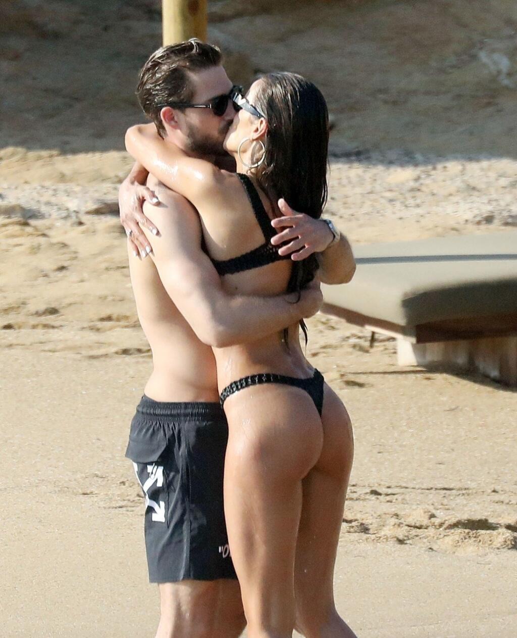 Zadoček Izabel Goulart patrí medzi najkrajšie na svete. Takto ním dráždi na Mykonose.