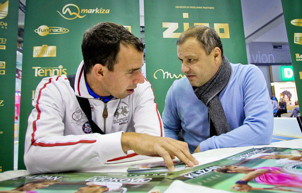 Na snimke zlava slovensky tenista Dominik Hrbaty a slovensky trener srbskeho hraca Novaka Djokovica Marian Vajda pocas autogramiady v nakupnom centre Avion den pred exhibicnym podujatim TENNIS CLASSIC.