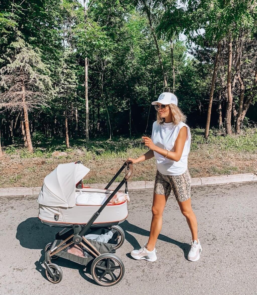 Ivana aj Marián Bellu poctivo kočíkujú, dcérku vozia v luxusnom kočíku značky Ferrari.