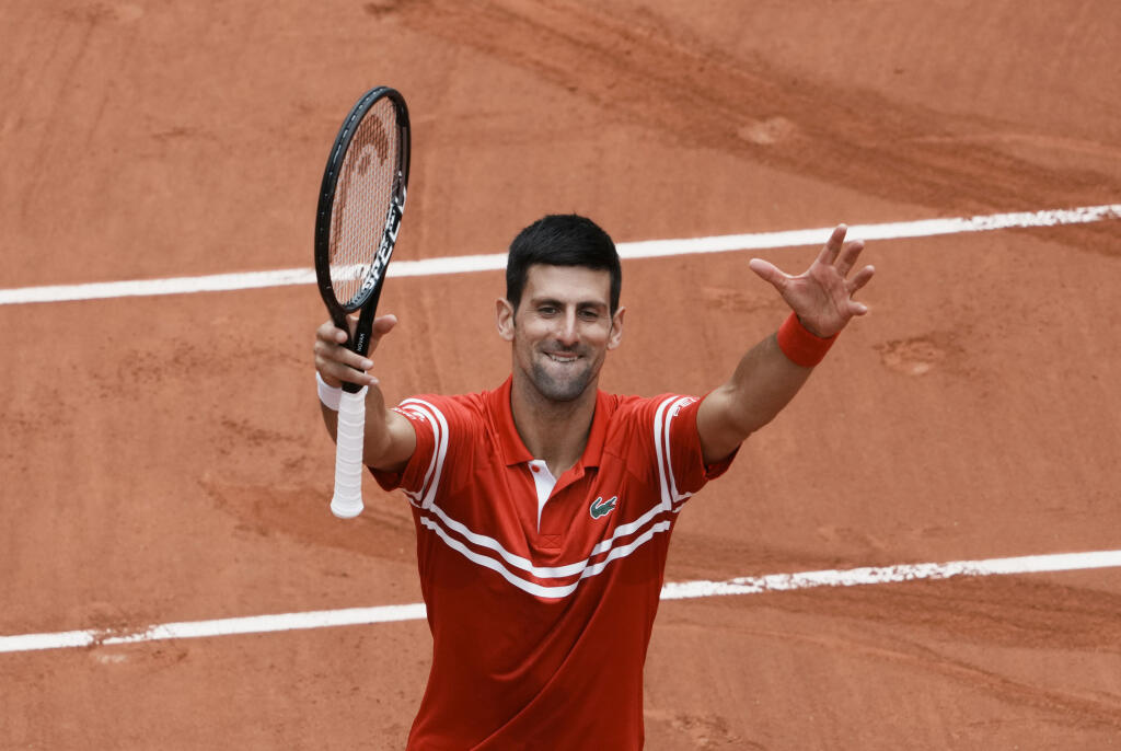 JB 54 Paríž - Srbský tenista Novak Djokovič oslavuje po jeho výhre nad Ričardasom Berankisom z Litvy v 3. kole dvojhry na grandslamovom turnaji Roland Garros v Paríži 5. júna 2021. FOTO TASR/AP
Serbia's Novak Djokovic celebrates towards the crowd after defeating Lithuania's Ricardas Berankis during their third round match on day 7, of the French Open tennis tournament at Roland Garros in Paris, France, Saturday, June 5, 2021. (AP Photo/Thibault Camus)