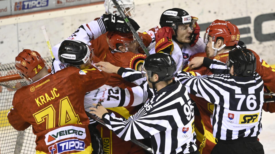 Na snímke šarvátka hráčov v 1. zápase predkola Kaufland play off Tipos extraligy HK Dukla Trenčín - HC‘05 Banská Bystrica, 24. marca 2021 v Trenčíne. FOTO TASR - Radovan Stoklasa