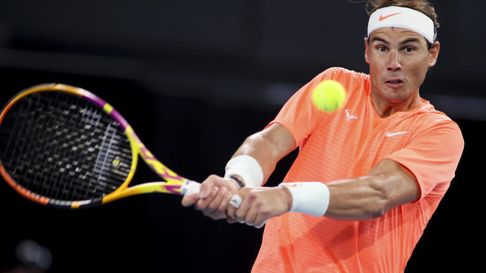 KK20 Adelaide - Španielsky tenista Rafael Nadal počas exhibičného zápasu proti Rakúšanovi Dominicovi Thiemovi v austrálskom meste Adelaide v piatok 29. januára 2021. FOTO TASR/AP 
Spain's Rafael Nadal makes a backhand return to Austria's Dominic Thiem during an exhibition tennis event in Adelaide, Australia, Friday, Jan 29. 2021. (Kelly Barnes/AAP Image via AP)