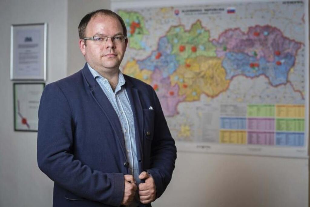 Riaditeľ agentúry AKO: Do politiky sa vkradol konzum. Ťaží z toho najmä extrém