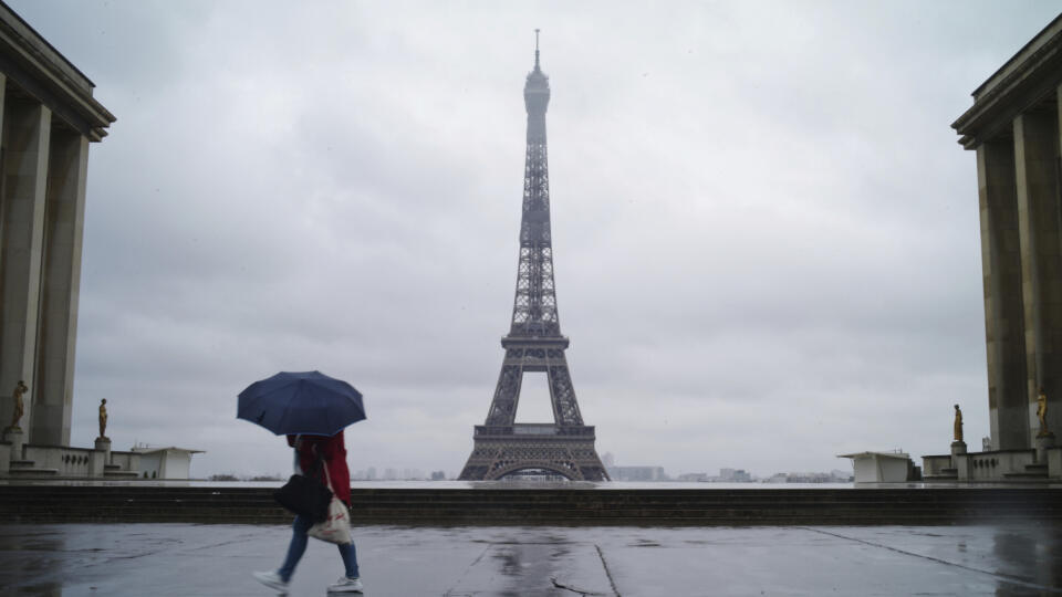 EBE 20 Paríž - Na snímke osamelá žena kráča po námestí Trocadero pred Eiffelovou vežou v Paríži 6. apríla 2020. Obmedzenia pohybu v snahe zabrániť šíreniu koronavírusu platia vo Francúzsku od 17. marca. Dodržiavanie opatrení kontroluje polícia, ktorej príslušníci najnovšie zaznamenali viacero porušení, keď ľudia napríklad behali v skupinkách, združovali sa v prírode alebo deťom dovolili hrať sa s kamarátmi. FOTO TASR/AP
A woman walks on the deserted Trocadero square in front of the Eiffel Tower