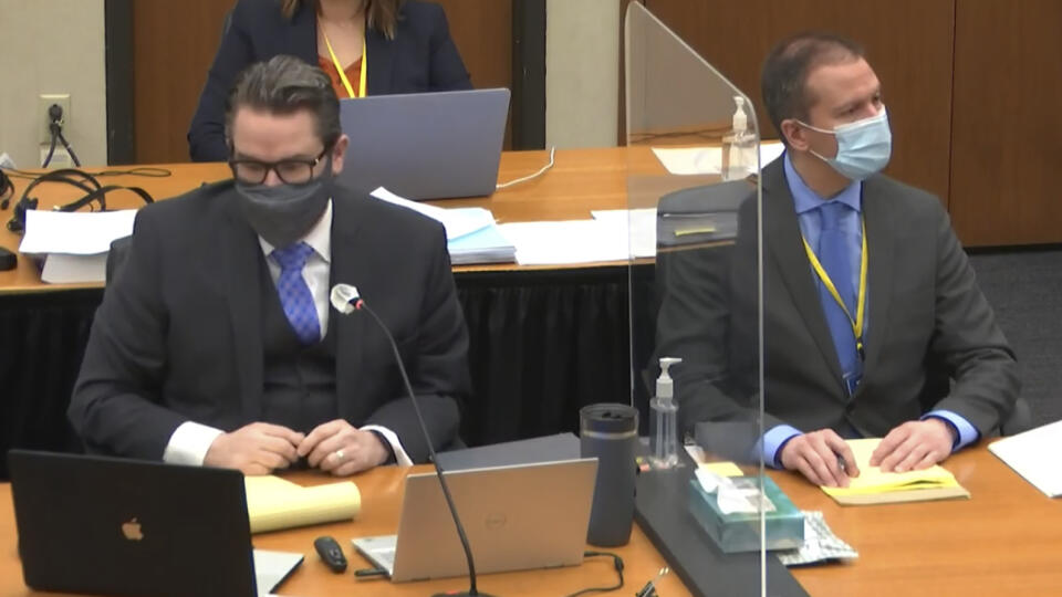 JB 25 Minneapolis - Na snímke z videa obhajca Eric Nelson (vľavo) a obžalovaný bývalý policajt Minneapolisu Derek Chauvin (vpravo) počas procesu s expolicajtom Derekom Chauvinom obžalovaným z vraždy Afroameričana Georgea Floyda na súde v Minneapolise 14. apríla 2021. Porota v americkom meste Minneapolis si vypočula v stredu ďalšie úvodné reči obžaloby a obhajoby v procese s bývalým policajtom Derekom Chauvinom, obžalovaným z vraždy Afroameričana Georgea Floyda. Informovala o tom agentúra AFP. Ch