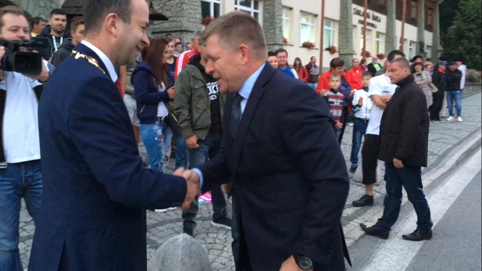 Príchod premiéra Roberta Fica do Starej Bystrice. Privítal ho starosta Ján Podmanický.