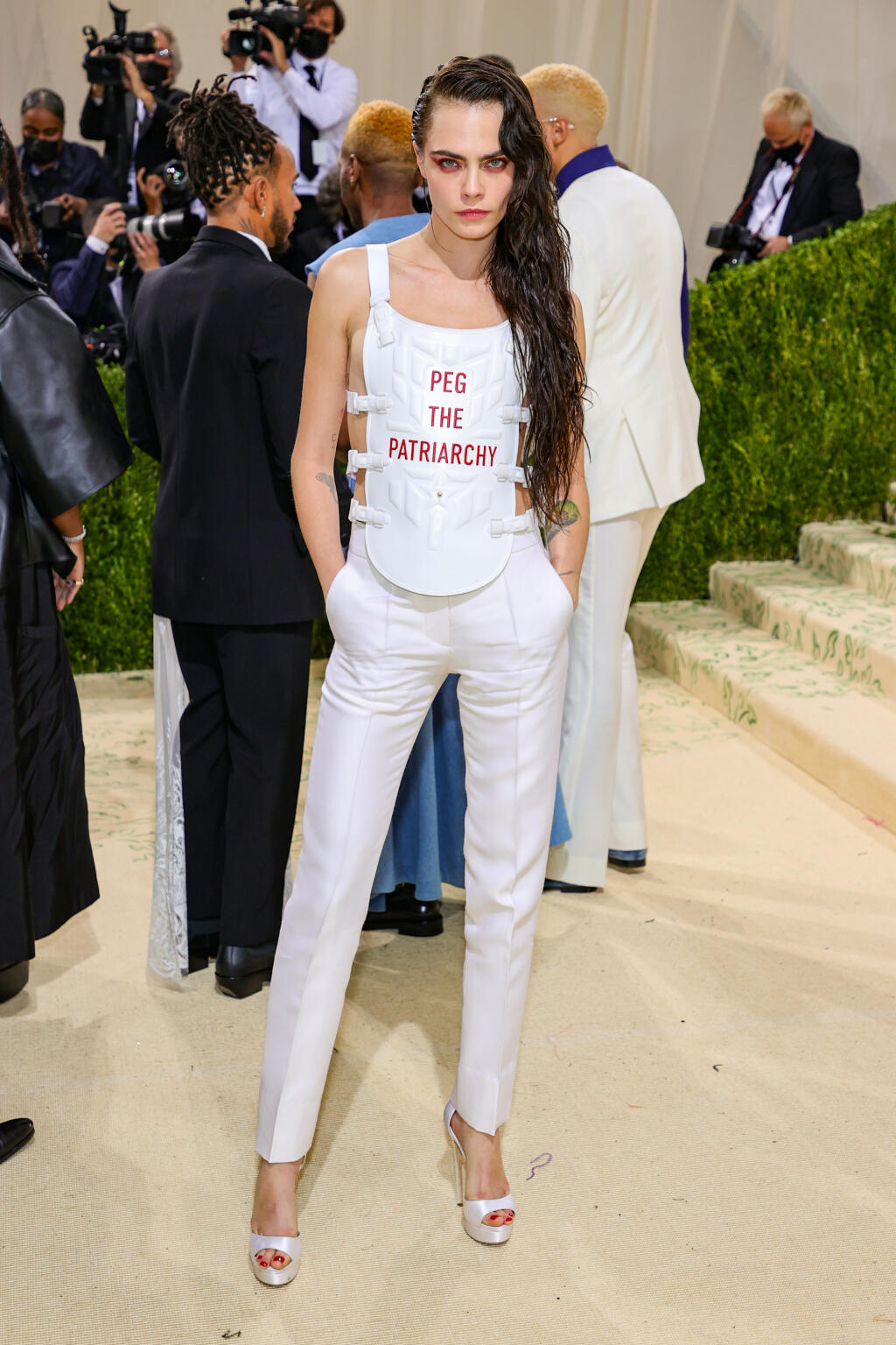 Cara Delevingne v outfite Christian Dior.
