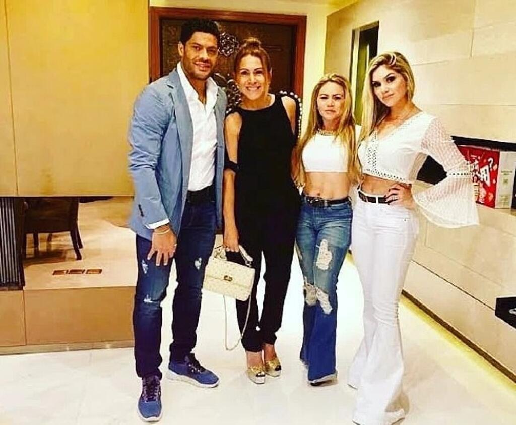Hulk so svojou manželkou (vedľa neho) a jeho terajšia partnerka Camilla (na kraji vpravo)