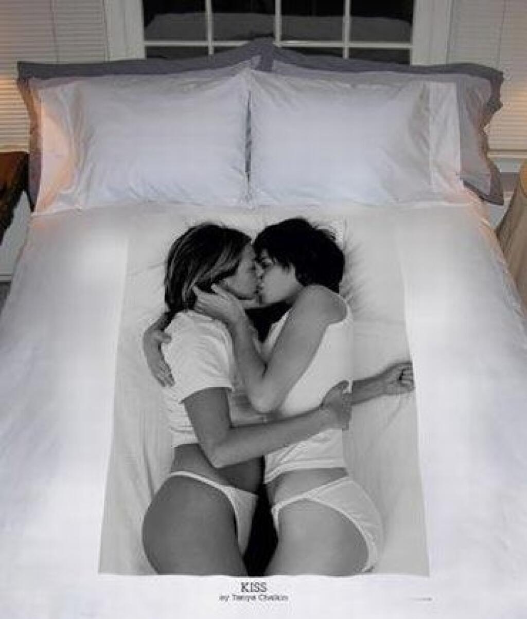 лесби целуются в постели фото 78