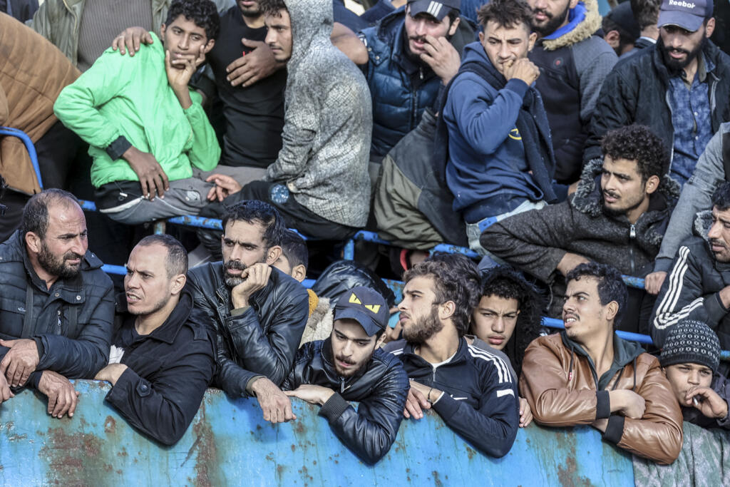 JB 25 Palaiochora - Migranti sa pozerajú z rybárskej lode zakotvenej v meste Palaiochora na juhovýchode gréckeho ostrova Kréta 22. novembra 2022 po ich príchode. Rybársku loď, o ktorej sa predpokladá, že viezla stovky migrantov, v utorok odtiahli do bezpečia na grécky ostrov Kréta. Záchranu ľudí na palube lode, ktorej posádka požiadala o pomoc, komplikoval veľmi silný vietor, uviedla grécka pobrežná stráž. Hovorkyňa pobrežnej stráže pre agentúru AFP, ktorú ako zdroj využíva aj agentúra TASR, uvi
