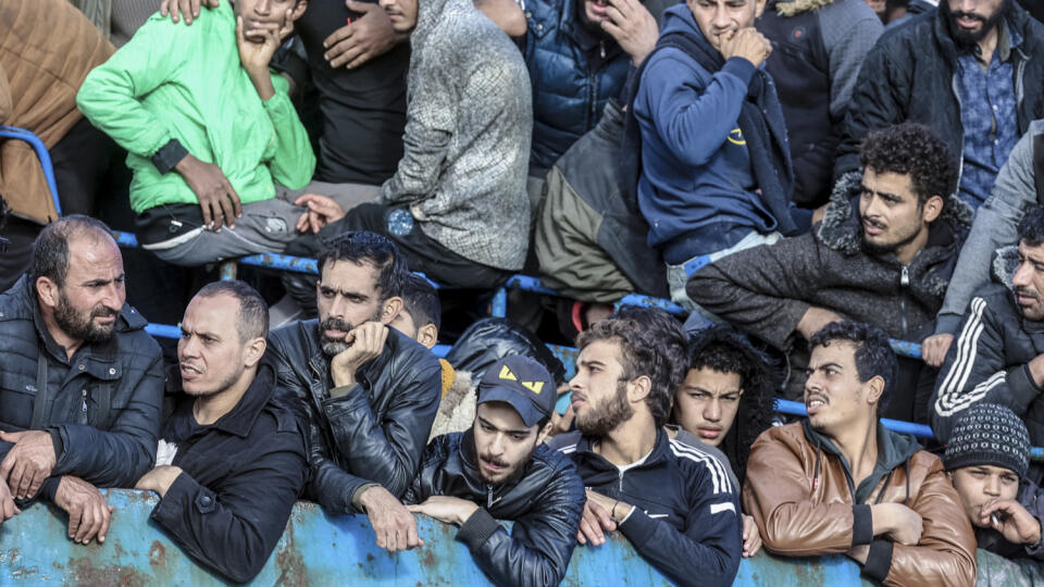 JB 25 Palaiochora - Migranti sa pozerajú z rybárskej lode zakotvenej v meste Palaiochora na juhovýchode gréckeho ostrova Kréta 22. novembra 2022 po ich príchode. Rybársku loď, o ktorej sa predpokladá, že viezla stovky migrantov, v utorok odtiahli do bezpečia na grécky ostrov Kréta. Záchranu ľudí na palube lode, ktorej posádka požiadala o pomoc, komplikoval veľmi silný vietor, uviedla grécka pobrežná stráž. Hovorkyňa pobrežnej stráže pre agentúru AFP, ktorú ako zdroj využíva aj agentúra TASR, uvi