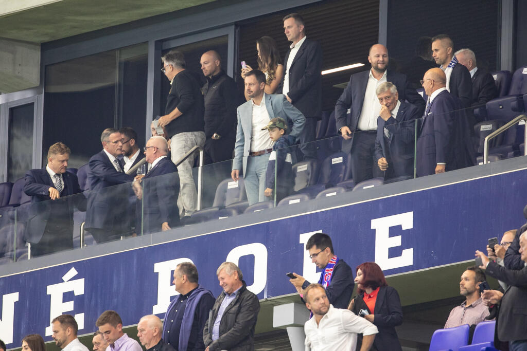 Poslednou perličkou sobotňajšieho duelu bola účasť politikov vládneho hnutia OľaNO (Heger, Naď, Kučera) na štadióne, ktorého majiteľovi od nástupu k moci nevedia prísť na meno.