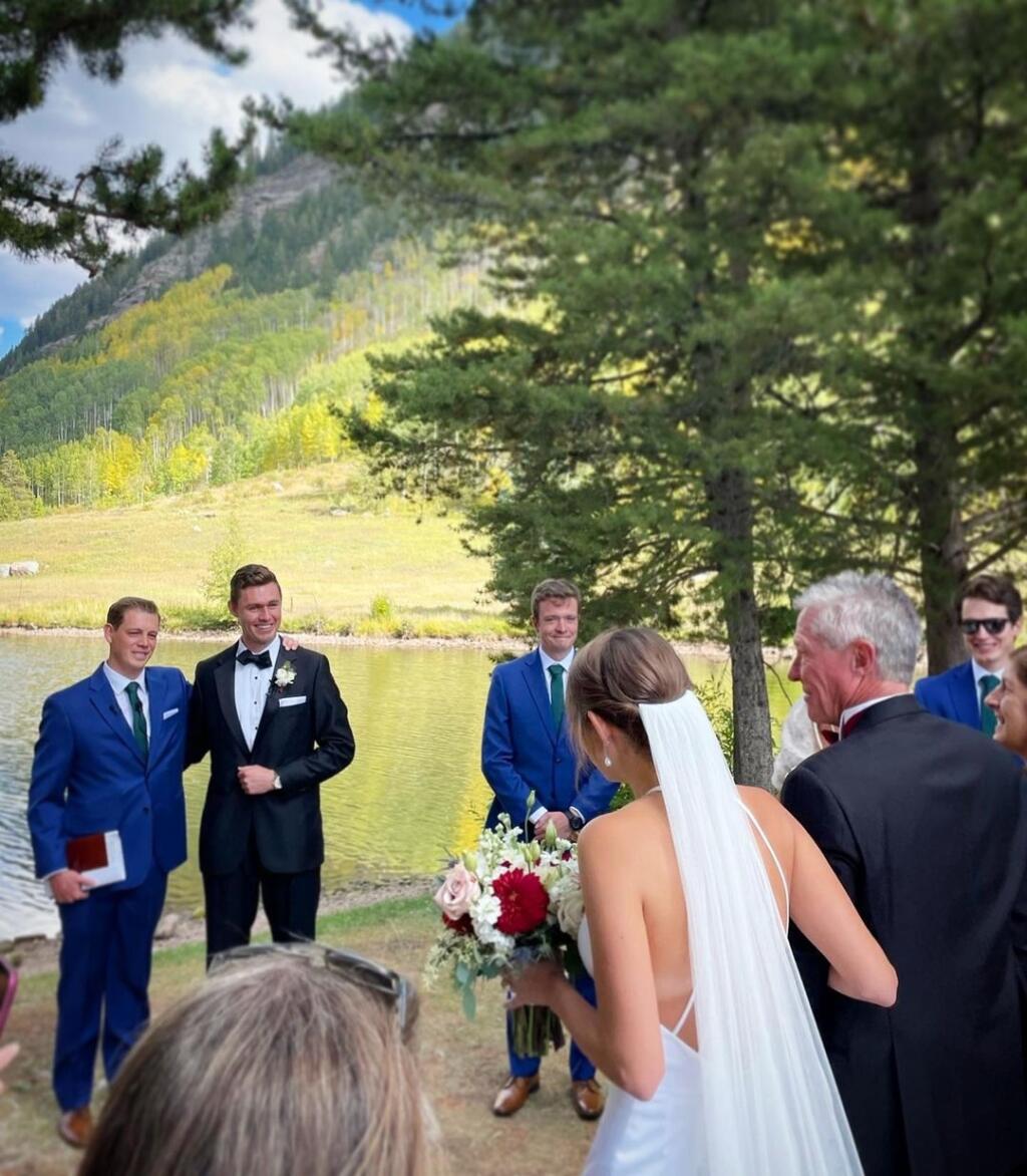 Brat americkej lyžiarky sa ženil pri jazere v mestečku Vail.
