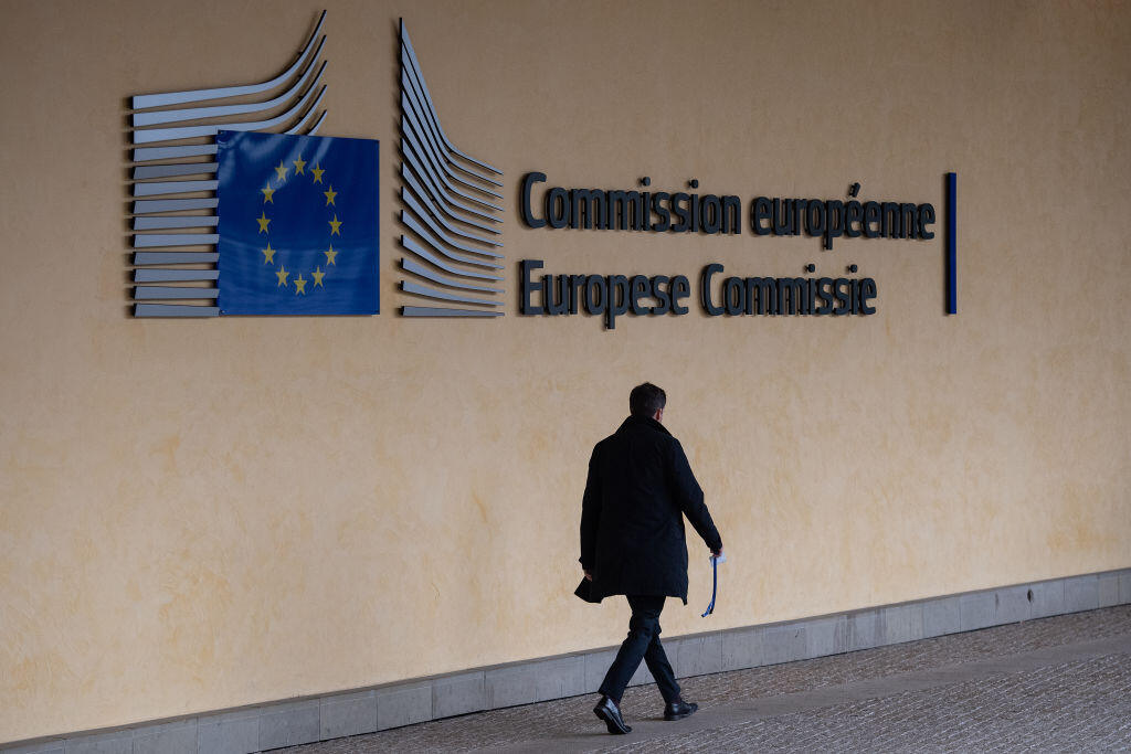 Ľuďom v Európskej komisii nedávno retroaktívne narástli platy o 2,4 percenta. Malo ísť o takzvanú „aktualizáciu“, ktorá je upravením platov na základe zníženej kúpnej sily vzorky štátnych zamestnancov z desiatich európskych krajín
