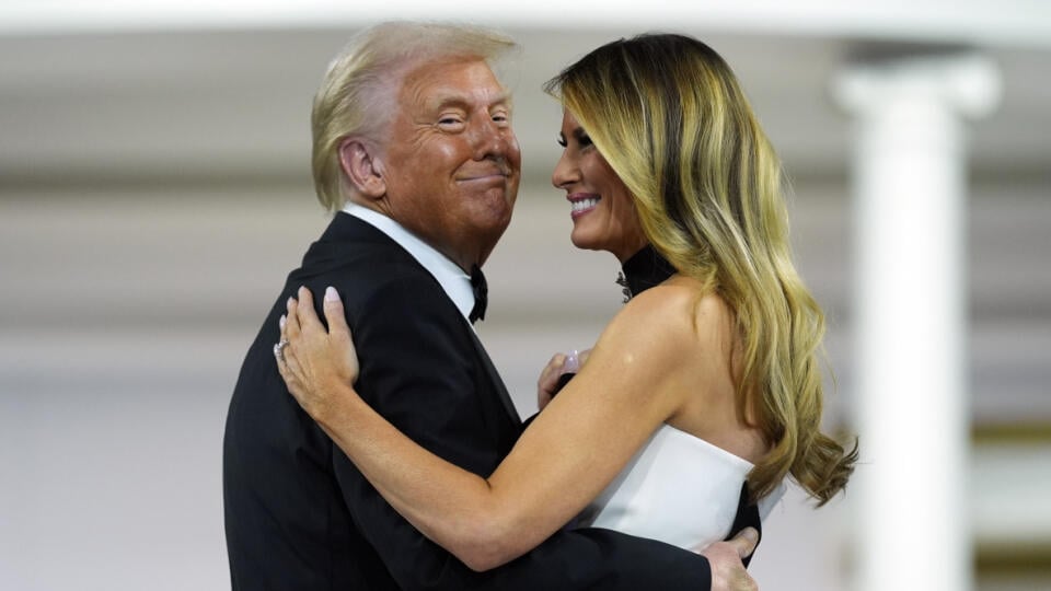 KK7 Washington - Americký prezident Donald Trump a prvá dáma USA Meliania Trumpová tancujú na Plese najvyššieho veliteľa amerických ozbrojených síl 20. januára 2025 vo Washingtone. FOTO TASR/AP
President Donald Trump and first lady Melania Trump dance at the Commander in Chief Ball, part of the 60th Presidential Inauguration, Monday, Jan. 20, 2025, in Washington. (AP Photo/Evan Vucci)