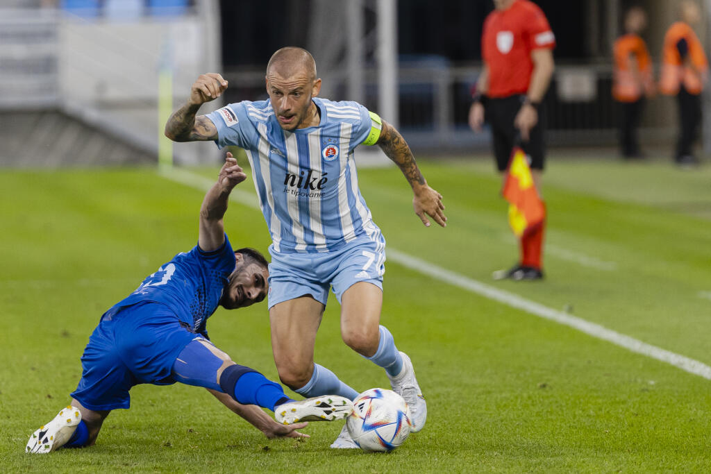 Na snímke Vladimír Weiss v roli kapitána počas prvého zápasu prvého predkola UEFA Ligy Majstrov 2022/23 medzi ŠK Slovan Bratislava a FC Dinami Batumi.