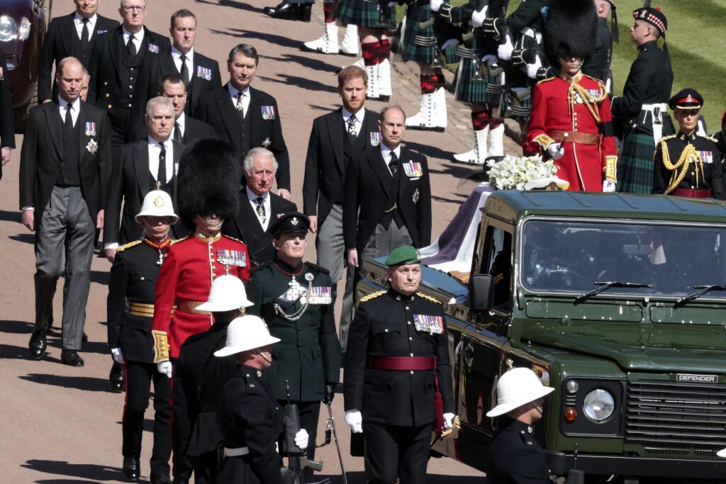 Členovia kráľovskej rodiny britský princ Charles (vpredu vľavo), princezná Anne, princ Andrew. princ Edward, princ William, Peter Phillips, princ Harry sprevádzajú rakvu s telesnými pozostatkami britského princa Philipa.