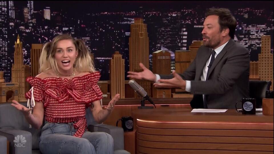 Miley Cyrus vo večernej šou Jimmyho Fallona prezradila, že nikto nikdy nevyfajčil toľko trávy čo ona.