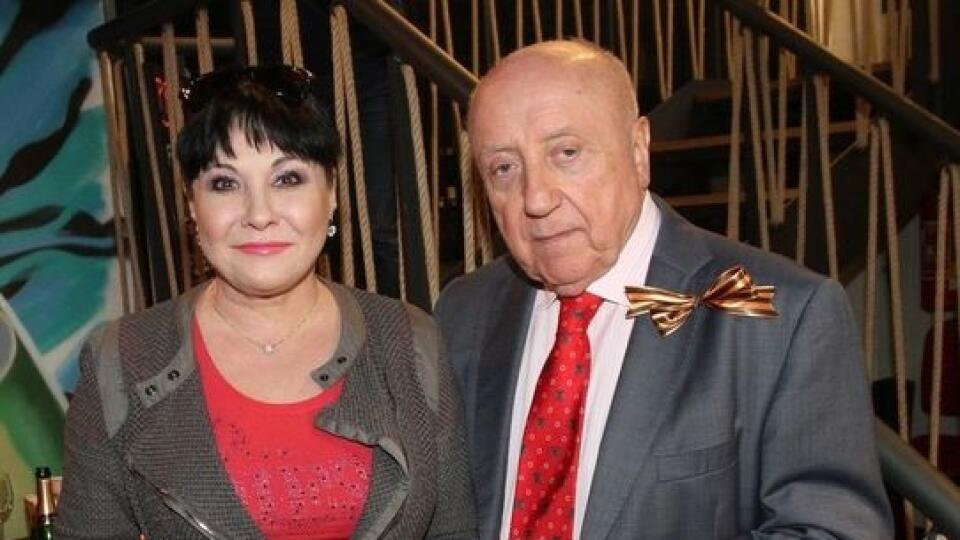 U manželov je doma poriadne dusno. Ich milenecký trojuholník zapĺňa bulvárne médiá.