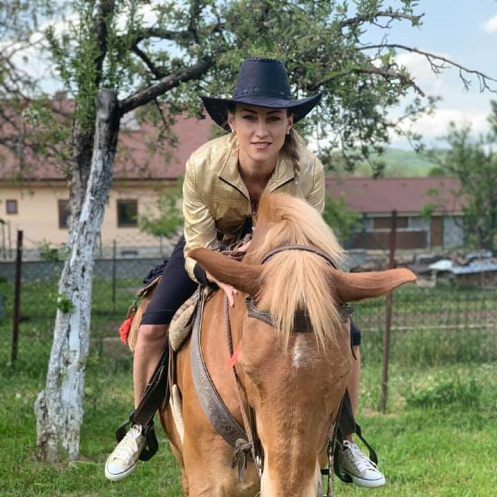 Petra Hajšelová má podľa všetkého rada kone. Na sociálnej sieti povedala myšlienku rovnako krásnu, ako je ona sama: „Keď pochopíme, že dnešok nie je o jeden deň viac, ale o jeden deň menej, začneme si vážiť to, na čom skutočne záleží.“