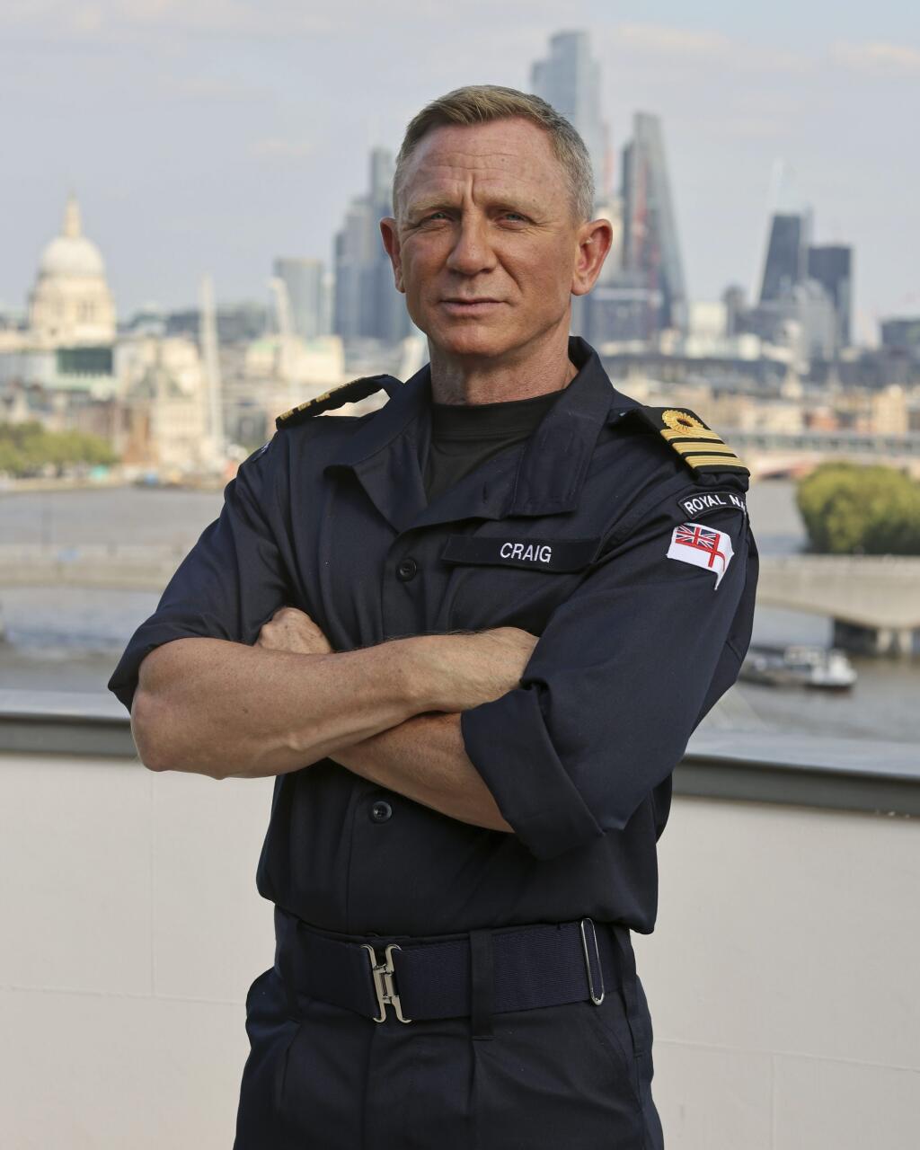 Britský herec Daniel Craig, ktorý sa preslávil úlohou filmového agenta 007 Jamesa Bonda, sa stal čestným veliteľom britského Kráľovského námorníctva v Londýne v stredu 22. septembra 2021. Do čestnej hodnosti Craiga povýšil admirál Tony Radakin, ktorý je najvyššie postaveným britským námorným veliteľom. Craig získal rovnakú hodnosť, ako má filmová postava, ktorú na striebornom plátne stvárňuje.