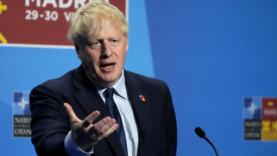 Britský premiér Boris Johnson sa prihovára počas tlačovej konferencie na konci summitu NATO v Madride 30. júna 2022.