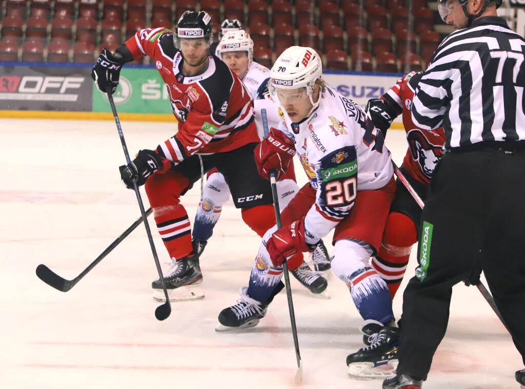 Na snímke zľava Michal Kabáč (Banská Bystrica) a Peter Kriger (Zvolen) počas 28. kola Tipos extraligy HC ‘05 Banská Bystrica - HKM Zvolen v Banskej Bystrici 21. decembra 2021. FOTO TASR - Ján Krošlák