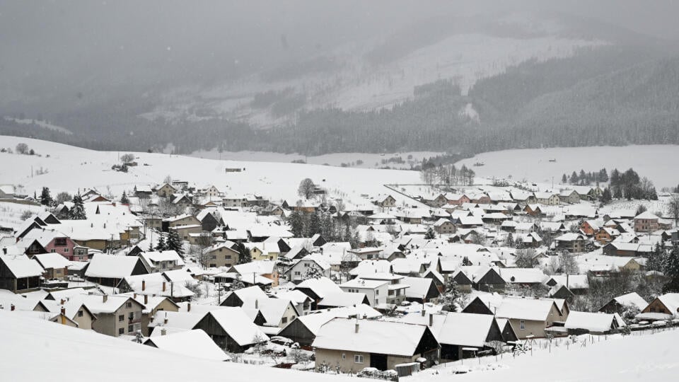 Zimná romantika v obci a jej okolí, ktoré patrí na Slovensku medzi najkrajšie.