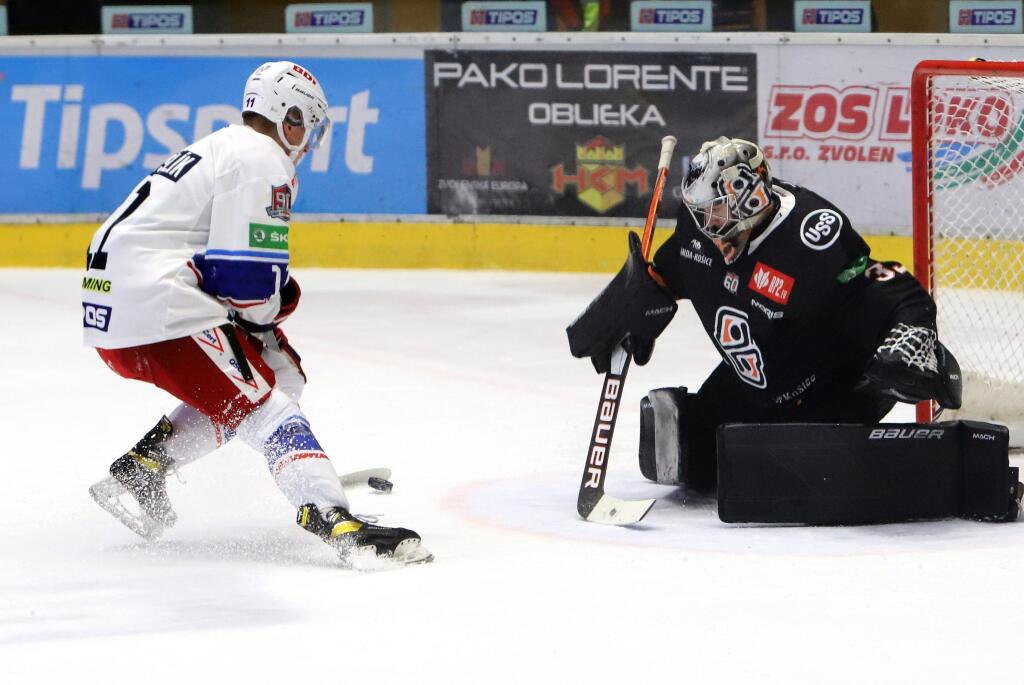 Na snímke zľava Matej Kašlík (Zvolen) a brankár Košíc Dominik Riečický počas 5. kola hokejovej Tipos extraligy HKM Zvolen - HC Košice 30. septembra 2022 vo Zvolene. FOTO TASR - Ján Krošlák
