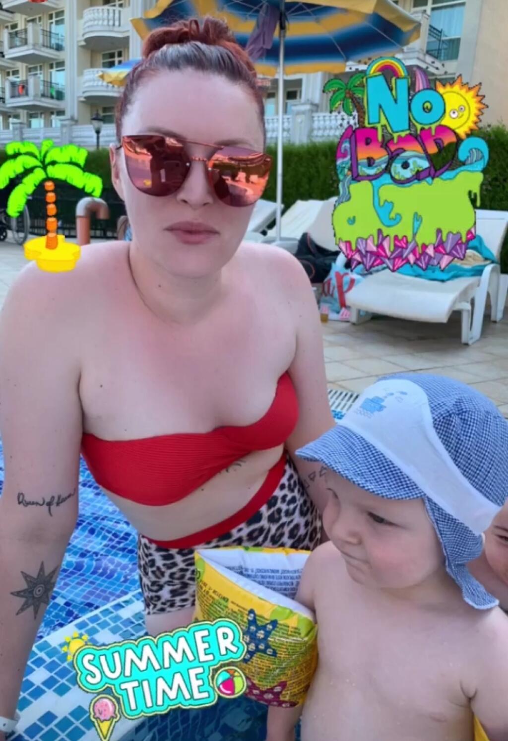 Speváčka dovolenkuje v Bulharsku.